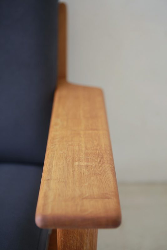 北欧ヴィンテージ家具のHans Wegner（ハンス・ウェグナー）デザインによるオーク材GETAMA社ソファ GE290