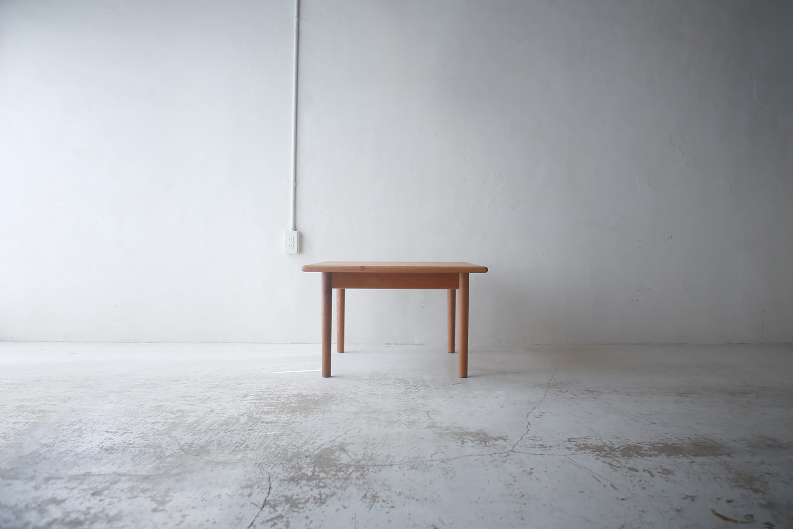 北欧ヴィンテージ家具／デンマークのデザイナー Hans Wegner（ハンス・ウェグナー ）デザインによるGETAMA社製オーク材コーヒーテーブル