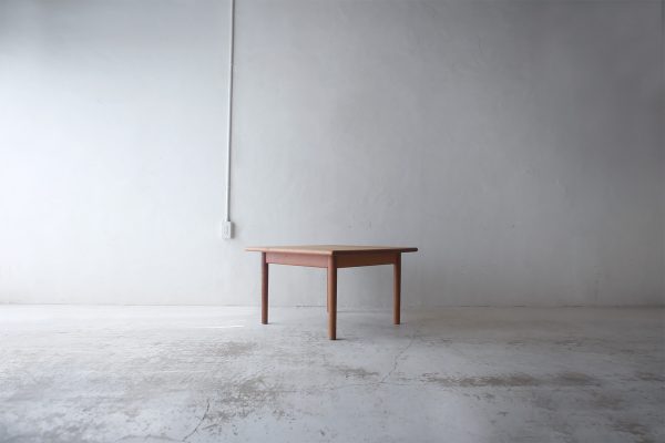 北欧ヴィンテージ家具／デンマークのデザイナー Hans Wegner（ハンス・ウェグナー ）デザインによるGETAMA社製オーク材コーヒーテーブル