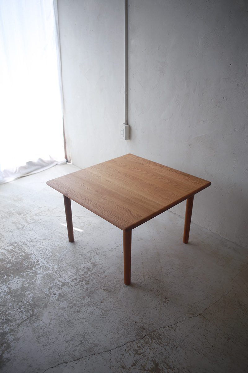 北欧ヴィンテージ家具／デンマークのデザイナー Hans Wegner（ハンス・ウェグナー ）デザインによるGETAMA社製オーク材コーヒーテーブル