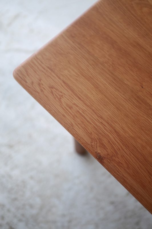 北欧ヴィンテージ家具／デンマークのデザイナー Hans Wegner（ハンス・ウェグナー ）デザインによるGETAMA社製オーク材コーヒーテーブル