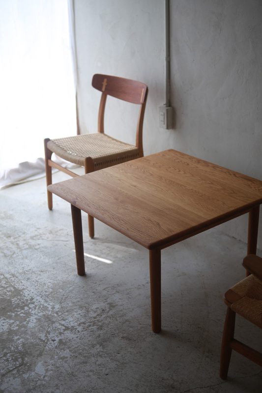 北欧ヴィンテージ家具／デンマークのデザイナー Hans Wegner（ハンス・ウェグナー ）デザインによるGETAMA社製オーク材コーヒーテーブル