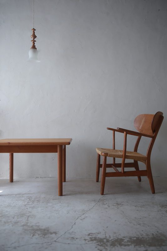 北欧ヴィンテージ家具／デンマークのデザイナー Hans Wegner（ハンス・ウェグナー ）デザインによるGETAMA社製オーク材コーヒーテーブル