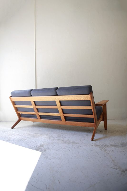北欧ヴィンテージ家具のHans Wegner（ハンス・ウェグナー）デザインによるオーク材GETAMA社ソファ GE290