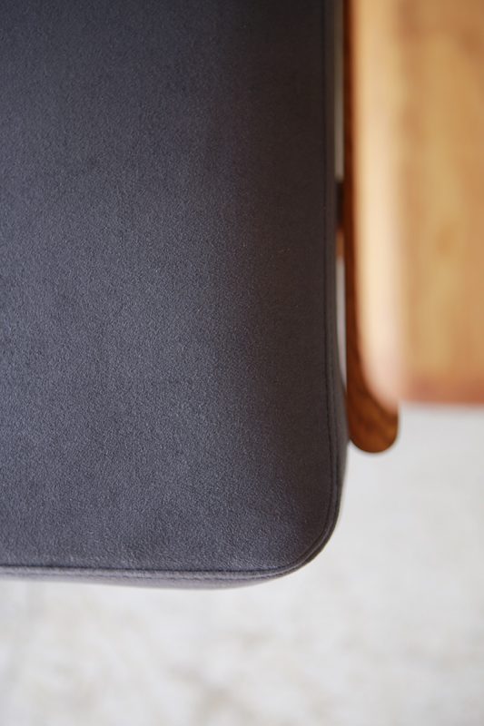 北欧ヴィンテージ家具のHans Wegner（ハンス・ウェグナー）デザインによるオーク材GETAMA社ソファ GE290