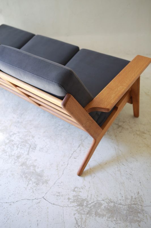 北欧ヴィンテージ家具のHans Wegner（ハンス・ウェグナー）デザインによるオーク材GETAMA社ソファ GE290