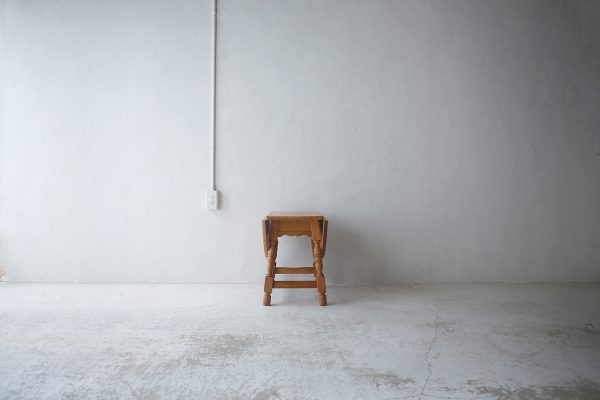 北欧ヴィンテージ家具／デンマークのデザイナー Henning Kjaernulf（ヘニング・ケアヌルフ ）によるオーク材サイドテーブル