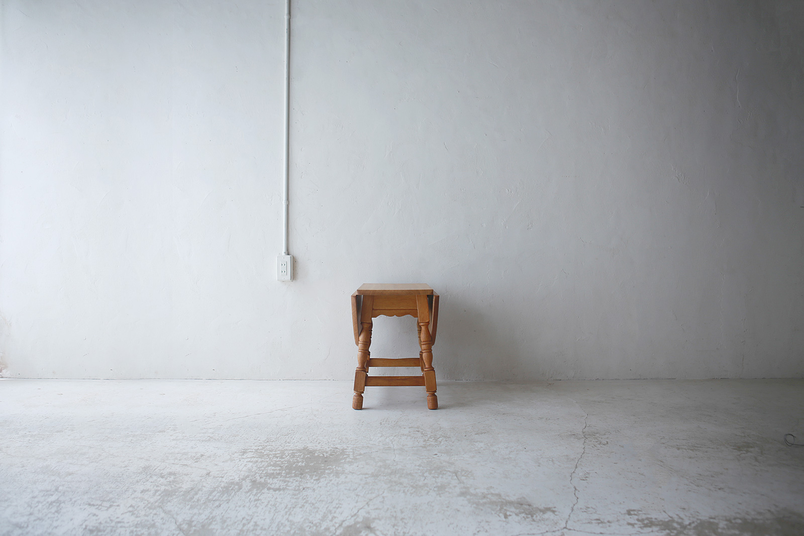 北欧ヴィンテージ家具/デンマークのデザイナー Henning Kjaernulf(ヘニング・ケアヌルフ )によるオーク材サイドテーブル