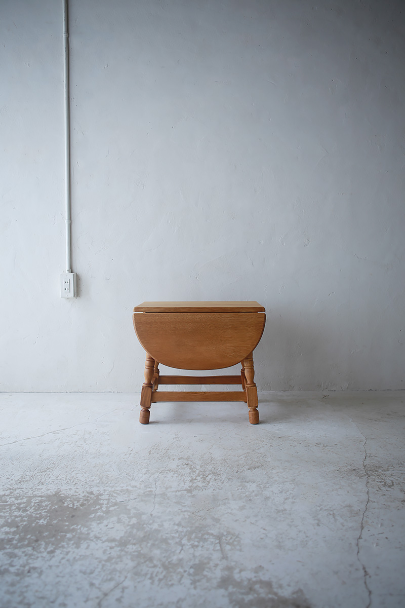 北欧ヴィンテージ家具/デンマークのデザイナー Henning Kjaernulf(ヘニング・ケアヌルフ )によるオーク材サイドテーブル