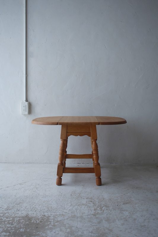 北欧ヴィンテージ家具／デンマークのデザイナー Henning Kjaernulf（ヘニング・ケアヌルフ ）によるオーク材サイドテーブル