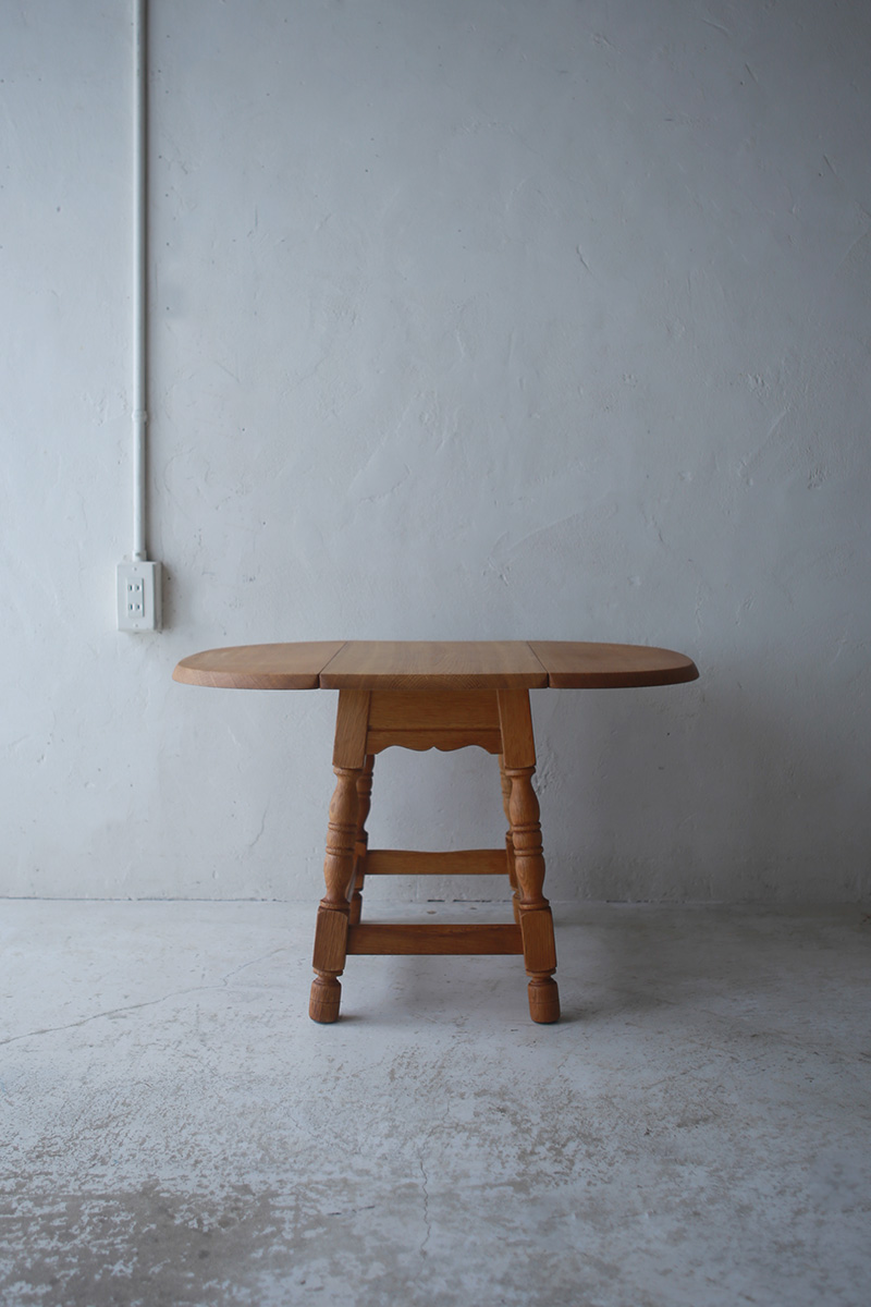 北欧ヴィンテージ家具/デンマークのデザイナー Henning Kjaernulf(ヘニング・ケアヌルフ )によるオーク材サイドテーブル