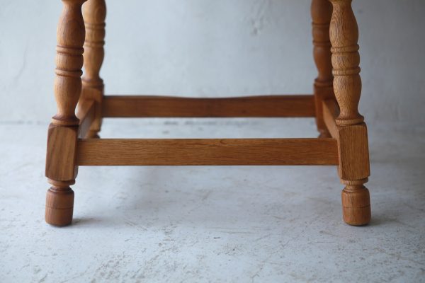 北欧ヴィンテージ家具／デンマークのデザイナー Henning Kjaernulf（ヘニング・ケアヌルフ ）によるオーク材サイドテーブル