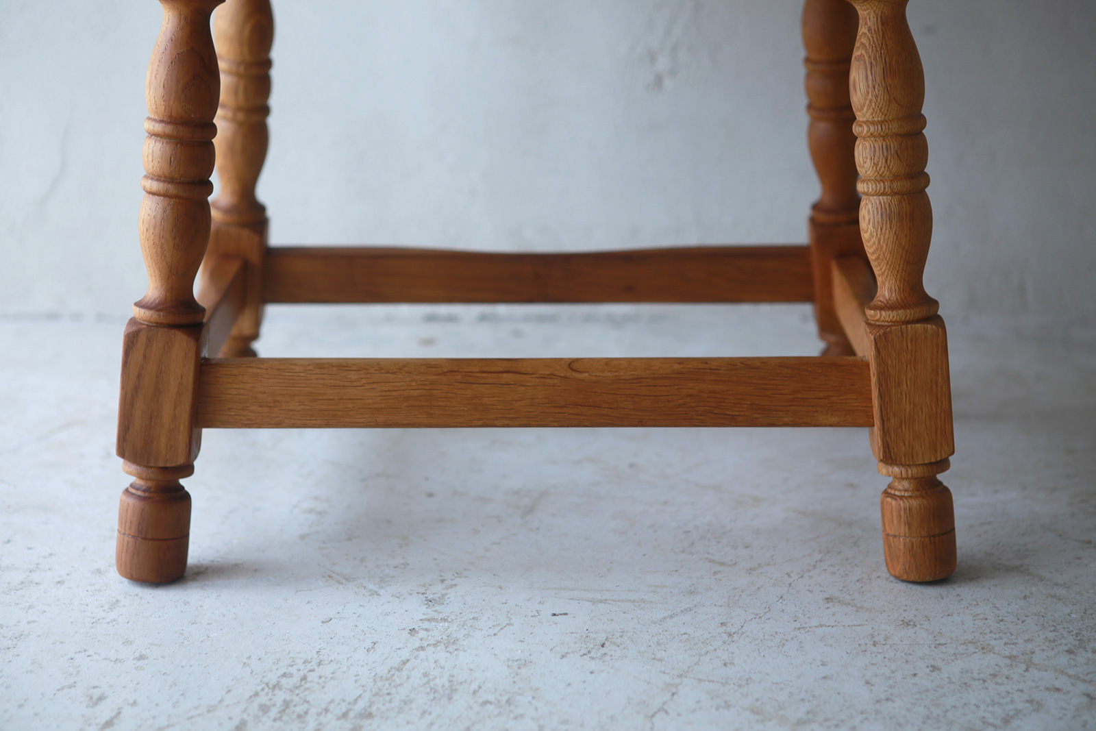 北欧ヴィンテージ家具/デンマークのデザイナー Henning Kjaernulf(ヘニング・ケアヌルフ )によるオーク材サイドテーブル