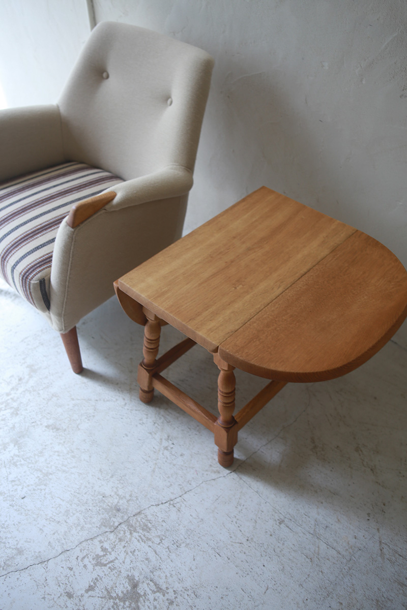 北欧ヴィンテージ家具/デンマークのデザイナー Henning Kjaernulf(ヘニング・ケアヌルフ )によるオーク材サイドテーブル