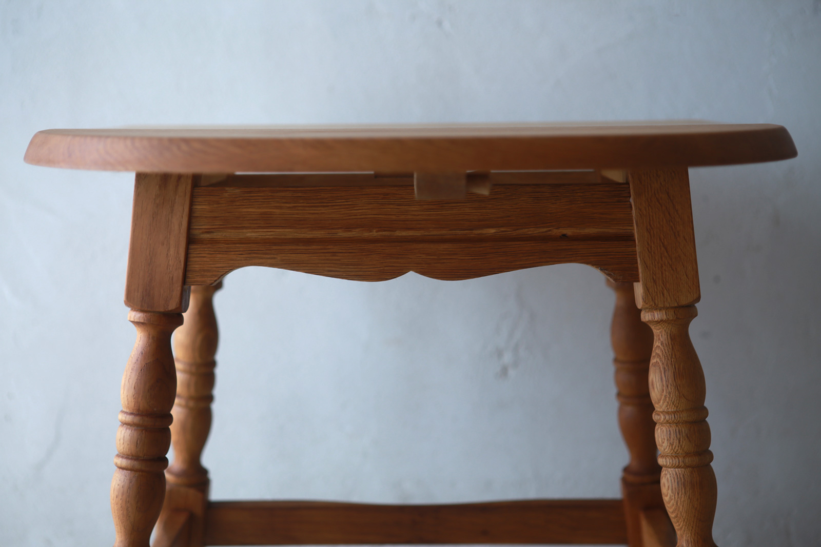 北欧ヴィンテージ家具/デンマークのデザイナー Henning Kjaernulf(ヘニング・ケアヌルフ )によるオーク材サイドテーブル