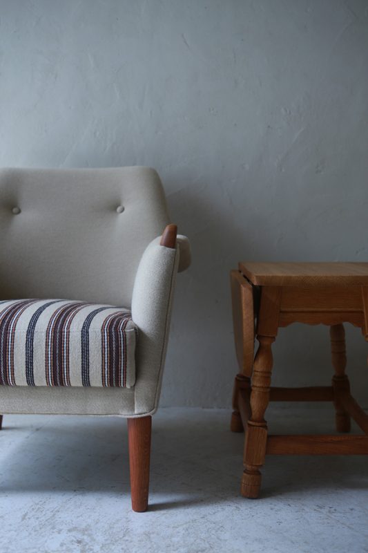 北欧ヴィンテージ家具／デンマークのデザイナー Henning Kjaernulf（ヘニング・ケアヌルフ ）によるオーク材サイドテーブル