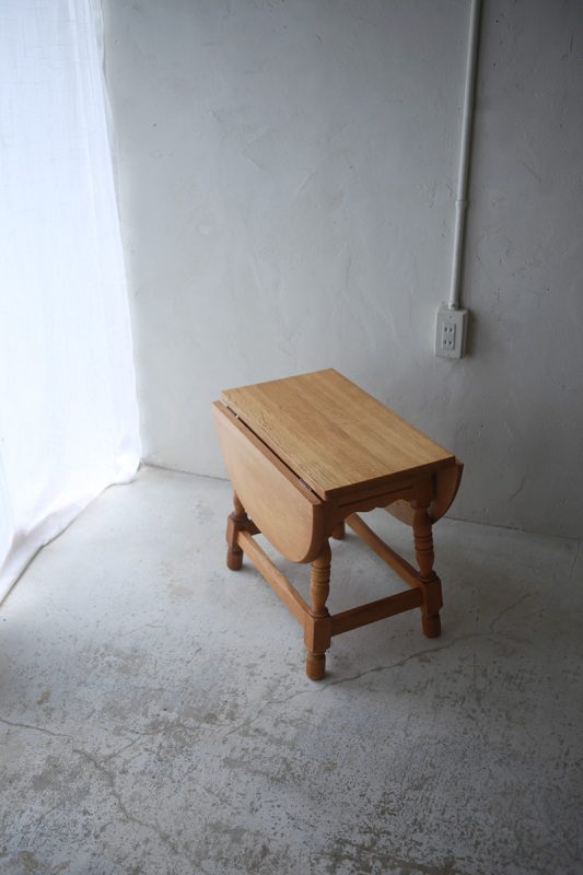 北欧ヴィンテージ家具／デンマークのデザイナー Henning Kjaernulf（ヘニング・ケアヌルフ ）によるオーク材サイドテーブル