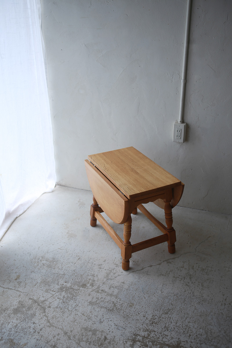 北欧ヴィンテージ家具/デンマークのデザイナー Henning Kjaernulf(ヘニング・ケアヌルフ )によるオーク材サイドテーブル