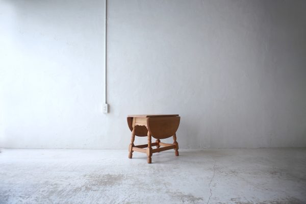 北欧ヴィンテージ家具/デンマークのデザイナー Henning Kjaernulf(ヘニング・ケアヌルフ )によるオーク材サイドテーブル