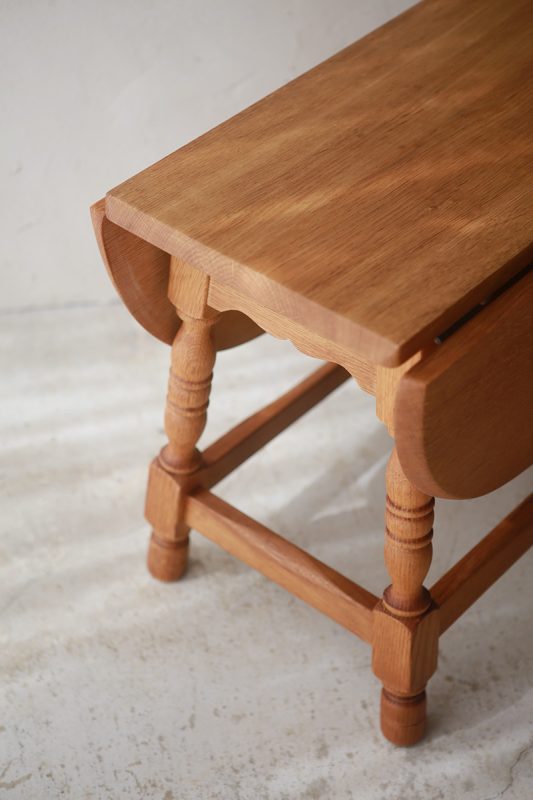 北欧ヴィンテージ家具／デンマークのデザイナー Henning Kjaernulf（ヘニング・ケアヌルフ ）によるオーク材サイドテーブル