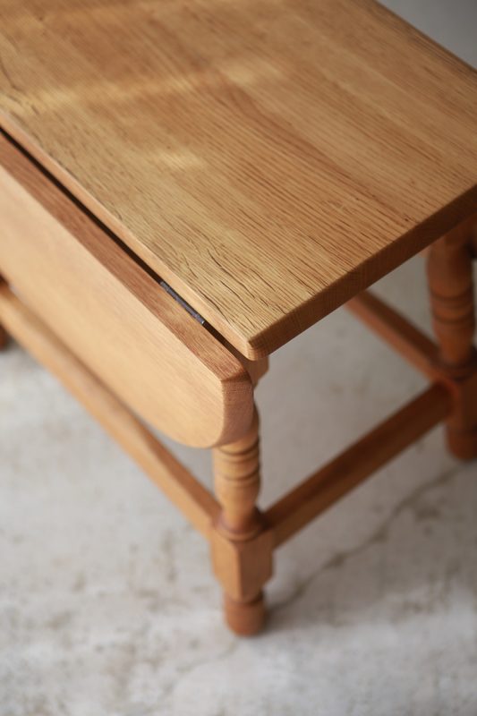 北欧ヴィンテージ家具／デンマークのデザイナー Henning Kjaernulf（ヘニング・ケアヌルフ ）によるオーク材サイドテーブル