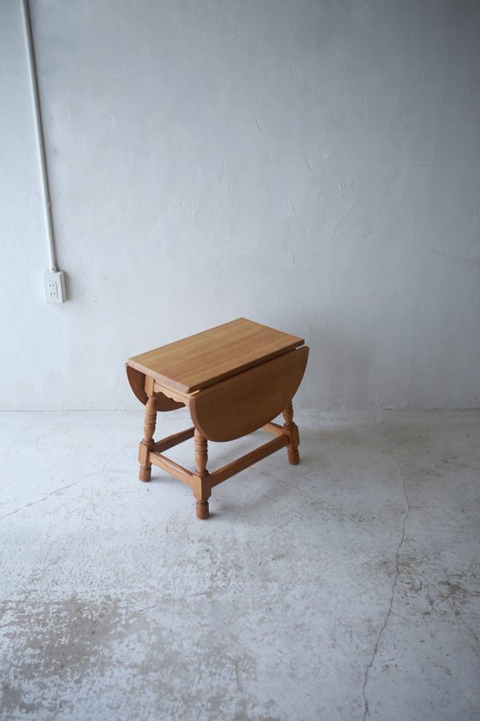 北欧ヴィンテージ家具／デンマークのデザイナー Henning Kjaernulf（ヘニング・ケアヌルフ ）によるオーク材サイドテーブル