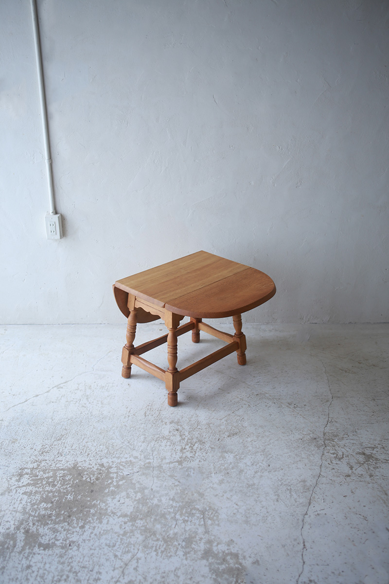 北欧ヴィンテージ家具/デンマークのデザイナー Henning Kjaernulf(ヘニング・ケアヌルフ )によるオーク材サイドテーブル