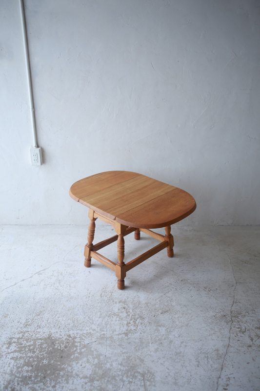 北欧ヴィンテージ家具／デンマークのデザイナー Henning Kjaernulf（ヘニング・ケアヌルフ ）によるオーク材サイドテーブル