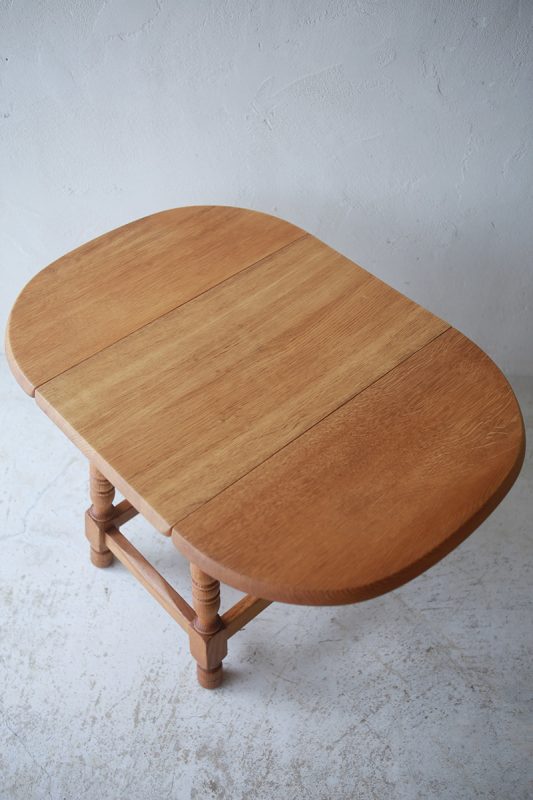 北欧ヴィンテージ家具／デンマークのデザイナー Henning Kjaernulf（ヘニング・ケアヌルフ ）によるオーク材サイドテーブル