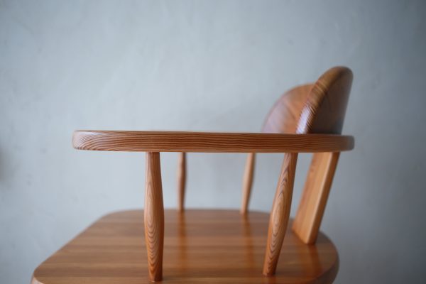 北欧ヴィンテージ家具のフィンランド Asko社製 パイン材アームチェア