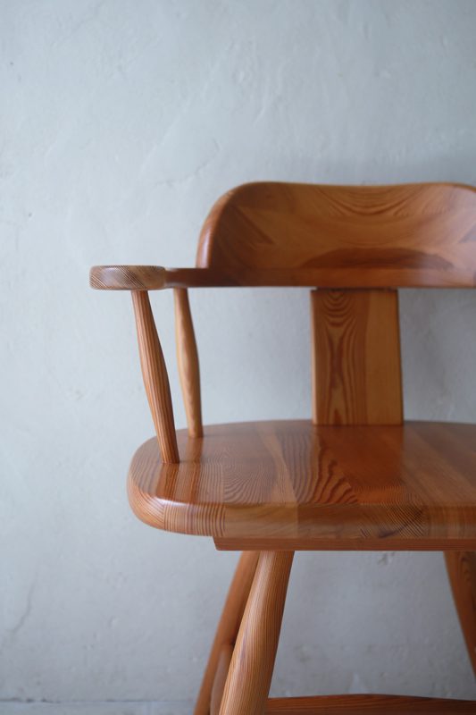 北欧ヴィンテージ家具のフィンランド Asko社製 パイン材アームチェア