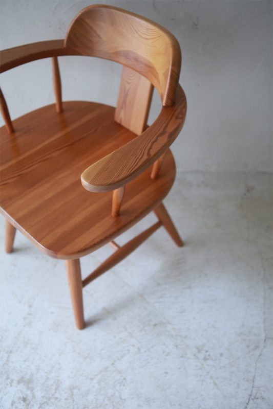 北欧ヴィンテージ家具のフィンランド Asko社製 パイン材アームチェア