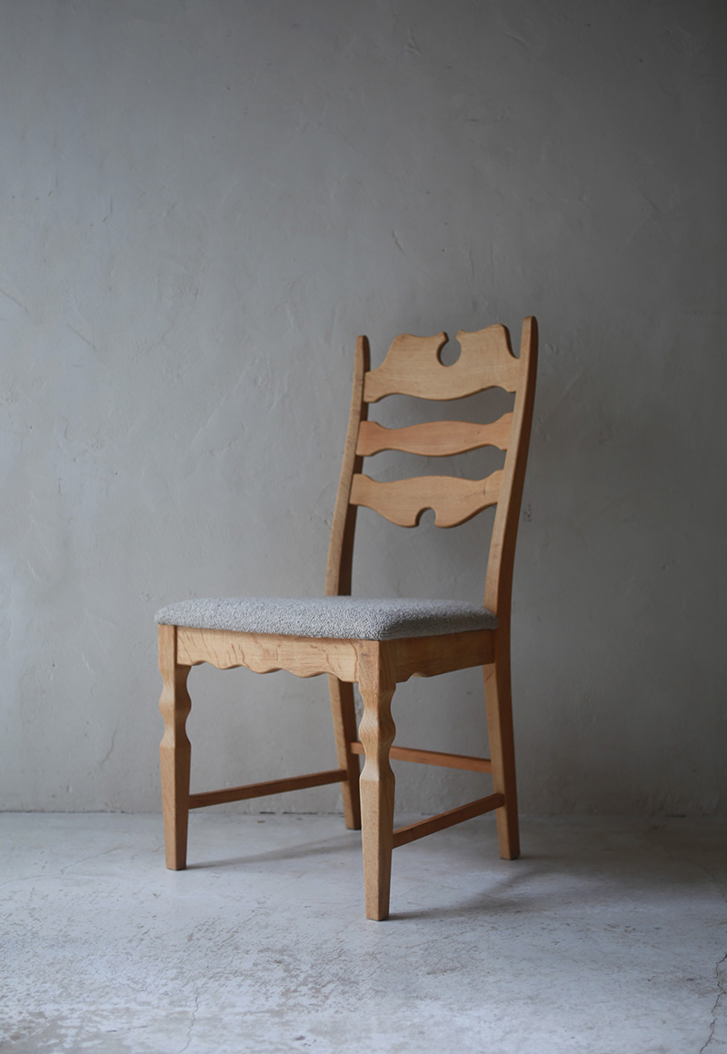 北欧ヴィンテージ家具/デンマークのデザイナー Henry Henning Kjaernulf(ヘンリー ヘニング・ケアヌルフ )デザインによるオーク材ダイニングチェア