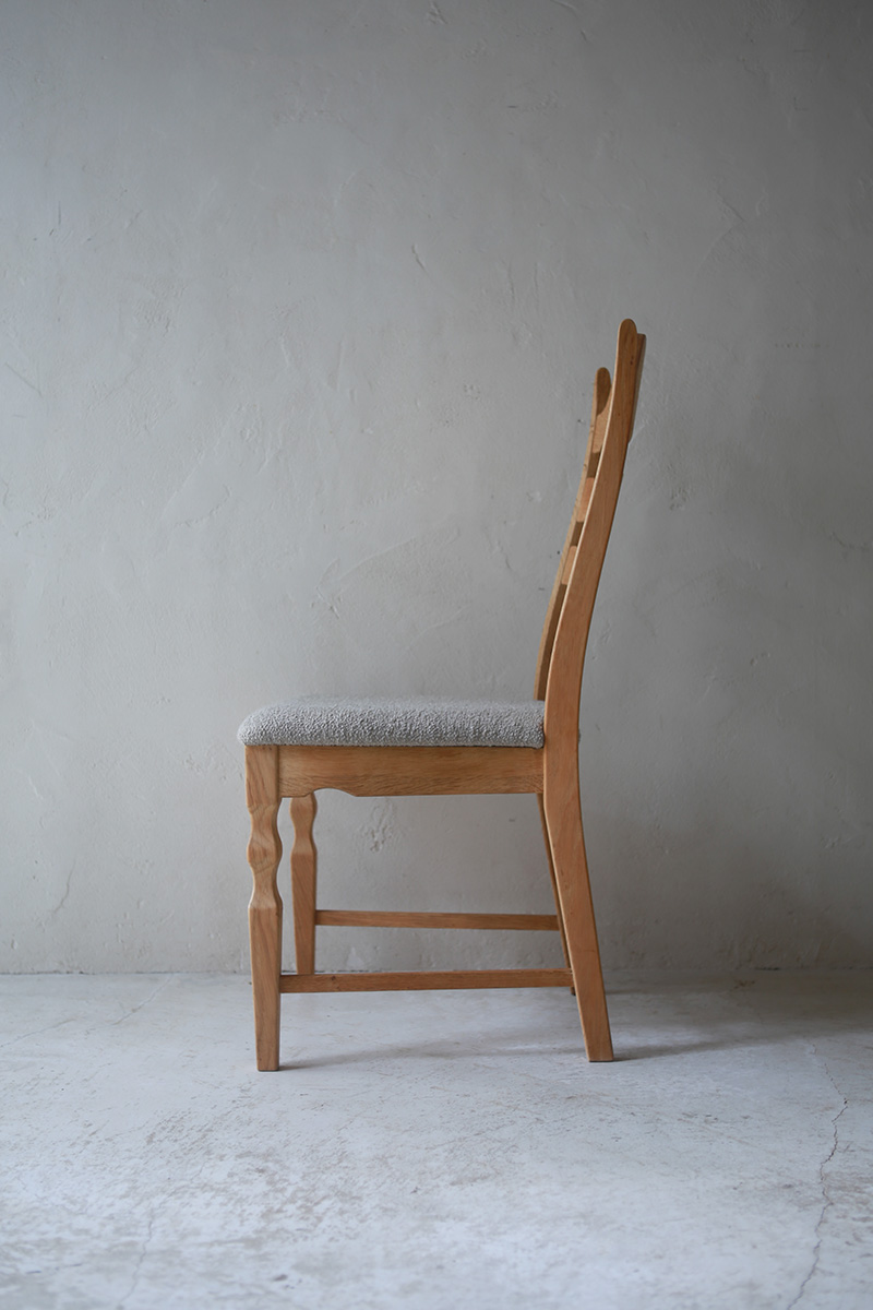 北欧ヴィンテージ家具／デンマークのデザイナー Henry Henning Kjaernulf（ヘンリー　ヘニング・ケアヌルフ ）デザインによるオーク材ダイニングチェア