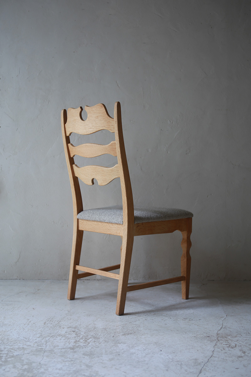 北欧ヴィンテージ家具／デンマークのデザイナー Henry Henning Kjaernulf（ヘンリー　ヘニング・ケアヌルフ ）デザインによるオーク材ダイニングチェア