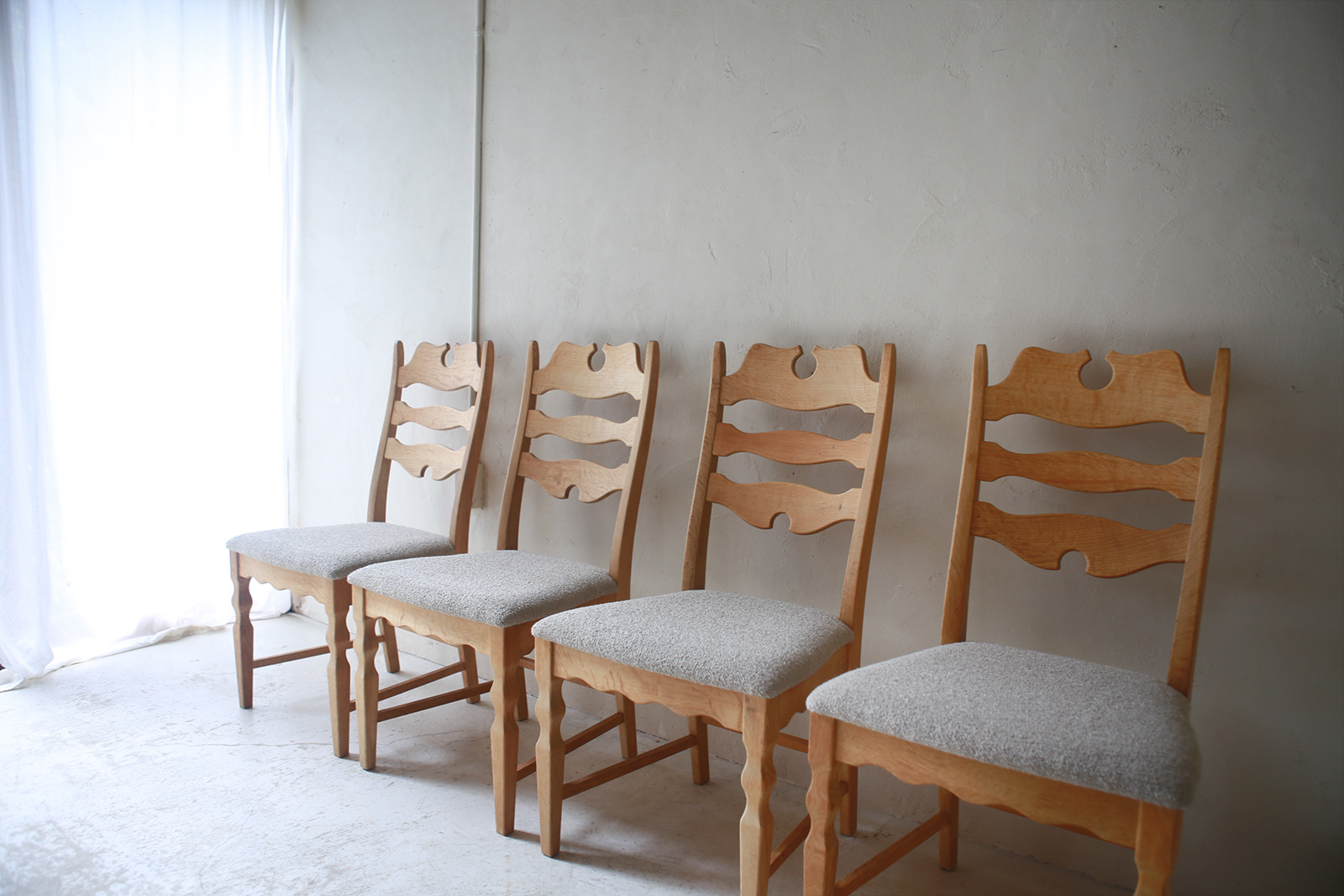 北欧ヴィンテージ家具／デンマークのデザイナー Henry Henning Kjaernulf（ヘンリー　ヘニング・ケアヌルフ ）デザインによるオーク材ダイニングチェア