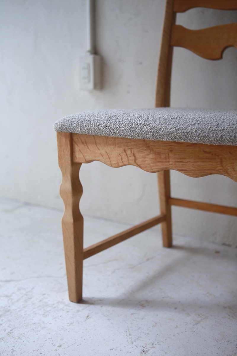 北欧ヴィンテージ家具／デンマークのデザイナー Henry Henning Kjaernulf（ヘンリー　ヘニング・ケアヌルフ ）デザインによるオーク材ダイニングチェア