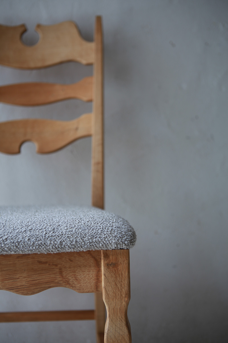 北欧ヴィンテージ家具／デンマークのデザイナー Henry Henning Kjaernulf（ヘンリー　ヘニング・ケアヌルフ ）デザインによるオーク材ダイニングチェア