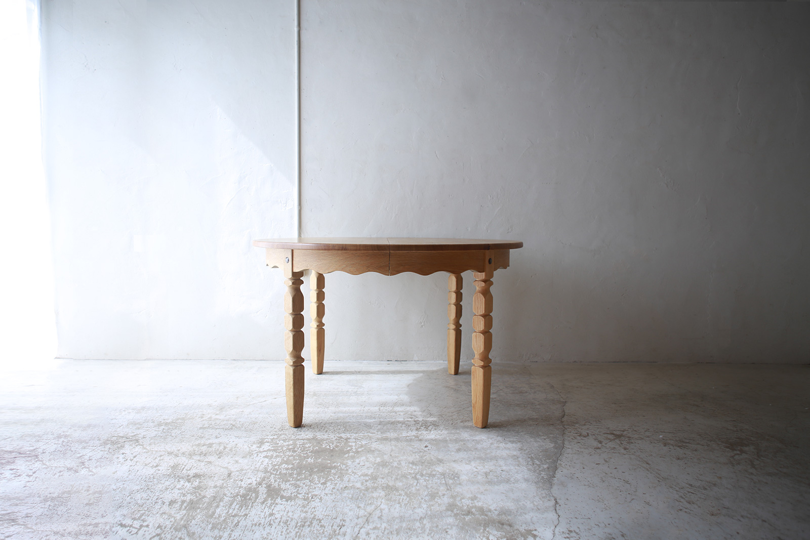 北欧ヴィンテージ家具/デンマークのデザイナー Henry Henning Kjaernulf(ヘンリー ヘニング・ケアヌルフ )デザインによるオーク材ダイニングテーブル