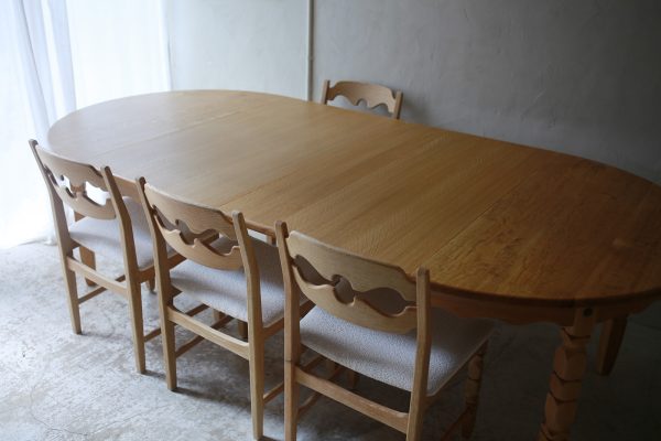 北欧ヴィンテージ家具／デンマークのデザイナー Henry Henning Kjaernulf（ヘンリー　ヘニング・ケアヌルフ ）デザインによるオーク材ダイニングテーブル