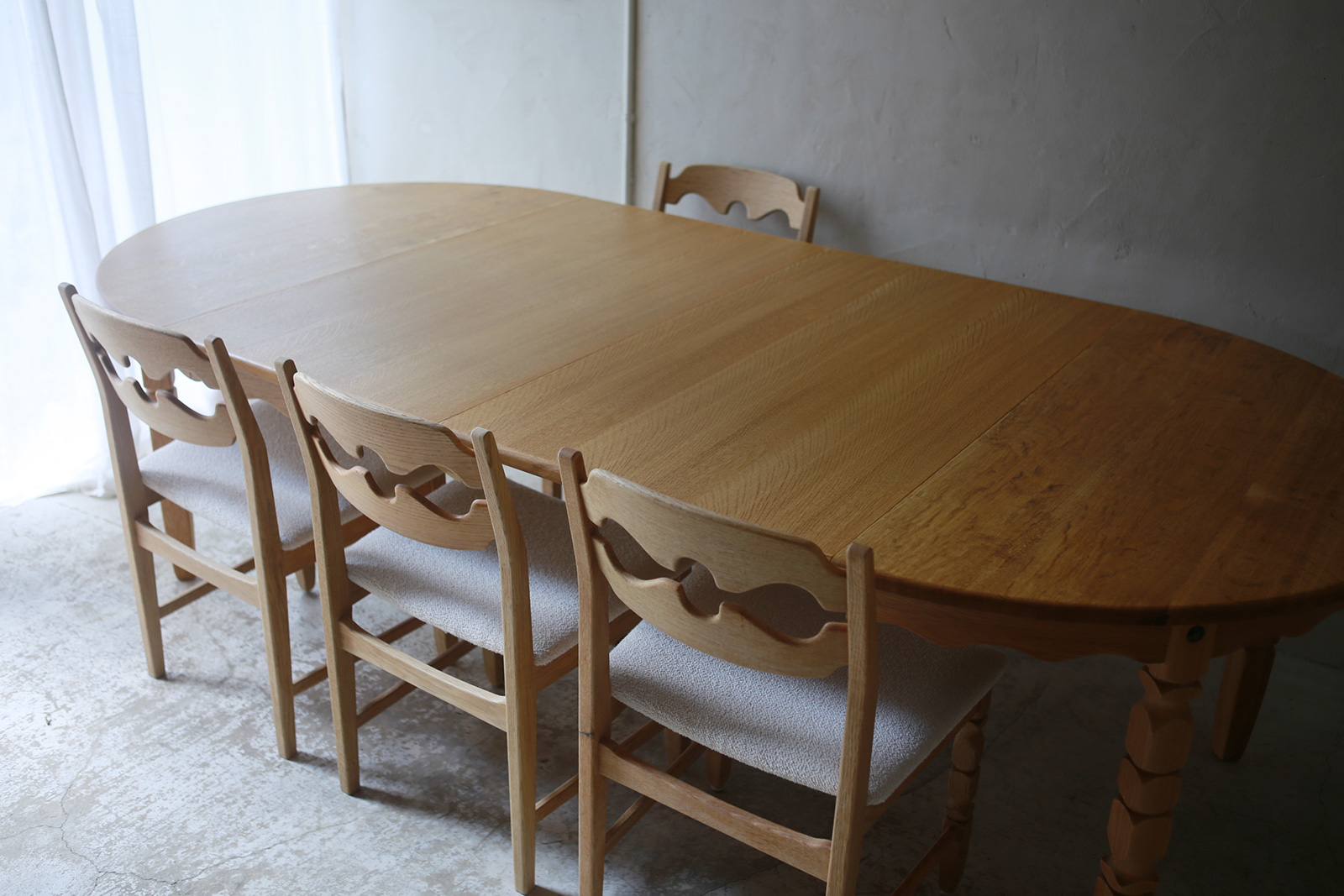 北欧ヴィンテージ家具/デンマークのデザイナー Henry Henning Kjaernulf(ヘンリー ヘニング・ケアヌルフ )デザインによるオーク材ダイニングテーブル