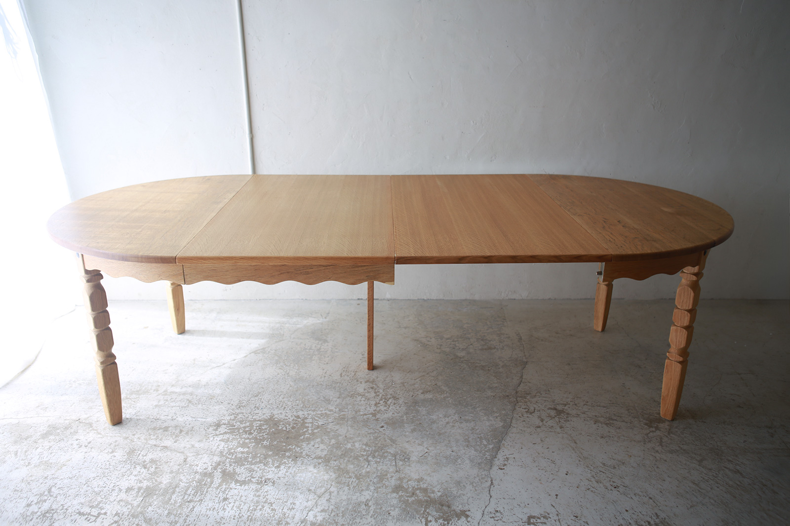 北欧ヴィンテージ家具/デンマークのデザイナー Henry Henning Kjaernulf(ヘンリー ヘニング・ケアヌルフ )デザインによるオーク材ダイニングテーブル