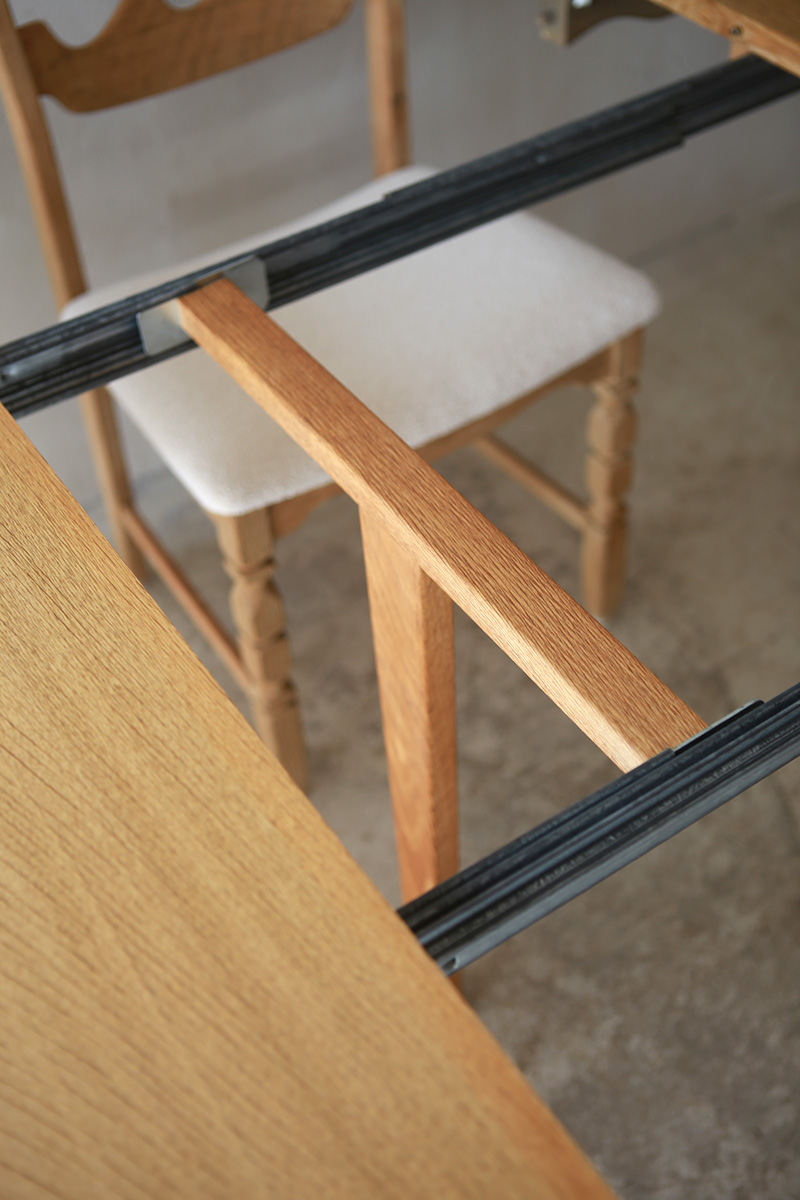 北欧ヴィンテージ家具/デンマークのデザイナー Henry Henning Kjaernulf(ヘンリー ヘニング・ケアヌルフ )デザインによるオーク材ダイニングテーブル