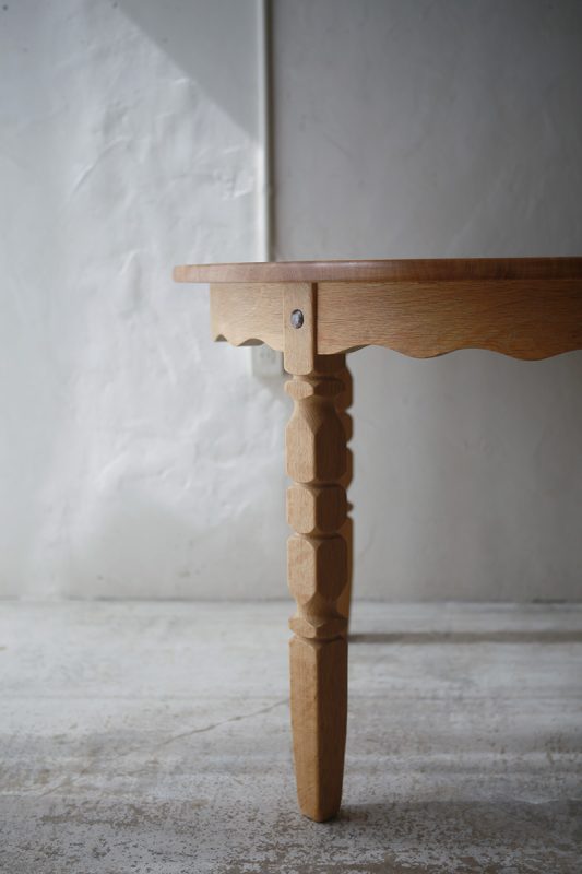 北欧ヴィンテージ家具／デンマークのデザイナー Henry Henning Kjaernulf（ヘンリー　ヘニング・ケアヌルフ ）デザインによるオーク材ダイニングテーブル