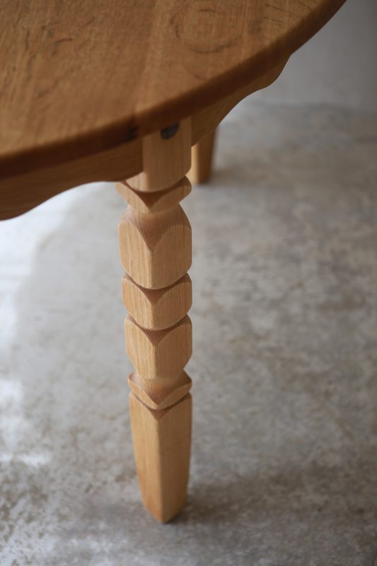 北欧ヴィンテージ家具／デンマークのデザイナー Henry Henning Kjaernulf（ヘンリー　ヘニング・ケアヌルフ ）デザインによるオーク材ダイニングテーブル