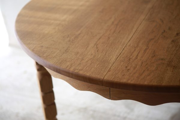 北欧ヴィンテージ家具／デンマークのデザイナー Henry Henning Kjaernulf（ヘンリー　ヘニング・ケアヌルフ ）デザインによるオーク材ダイニングテーブル