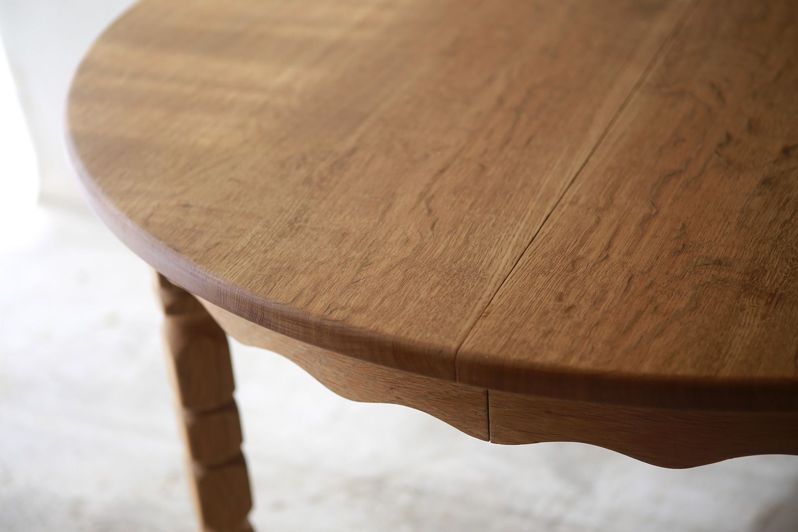 北欧ヴィンテージ家具/デンマークのデザイナー Henry Henning Kjaernulf(ヘンリー ヘニング・ケアヌルフ )デザインによるオーク材ダイニングテーブル