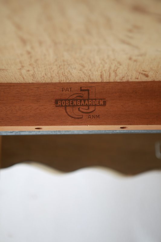 北欧ヴィンテージ家具／デンマークのデザイナー Henry Henning Kjaernulf（ヘンリー　ヘニング・ケアヌルフ ）デザインによるオーク材ダイニングテーブル