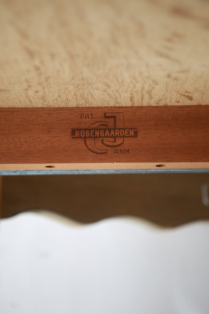 北欧ヴィンテージ家具/デンマークのデザイナー Henry Henning Kjaernulf(ヘンリー ヘニング・ケアヌルフ )デザインによるオーク材ダイニングテーブル