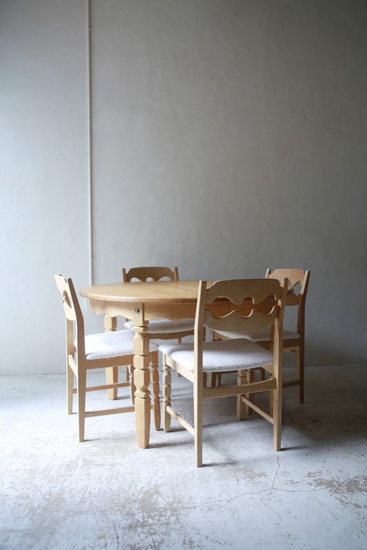 北欧ヴィンテージ家具／デンマークのデザイナー Henry Henning Kjaernulf（ヘンリー　ヘニング・ケアヌルフ ）デザインによるオーク材ダイニングテーブル